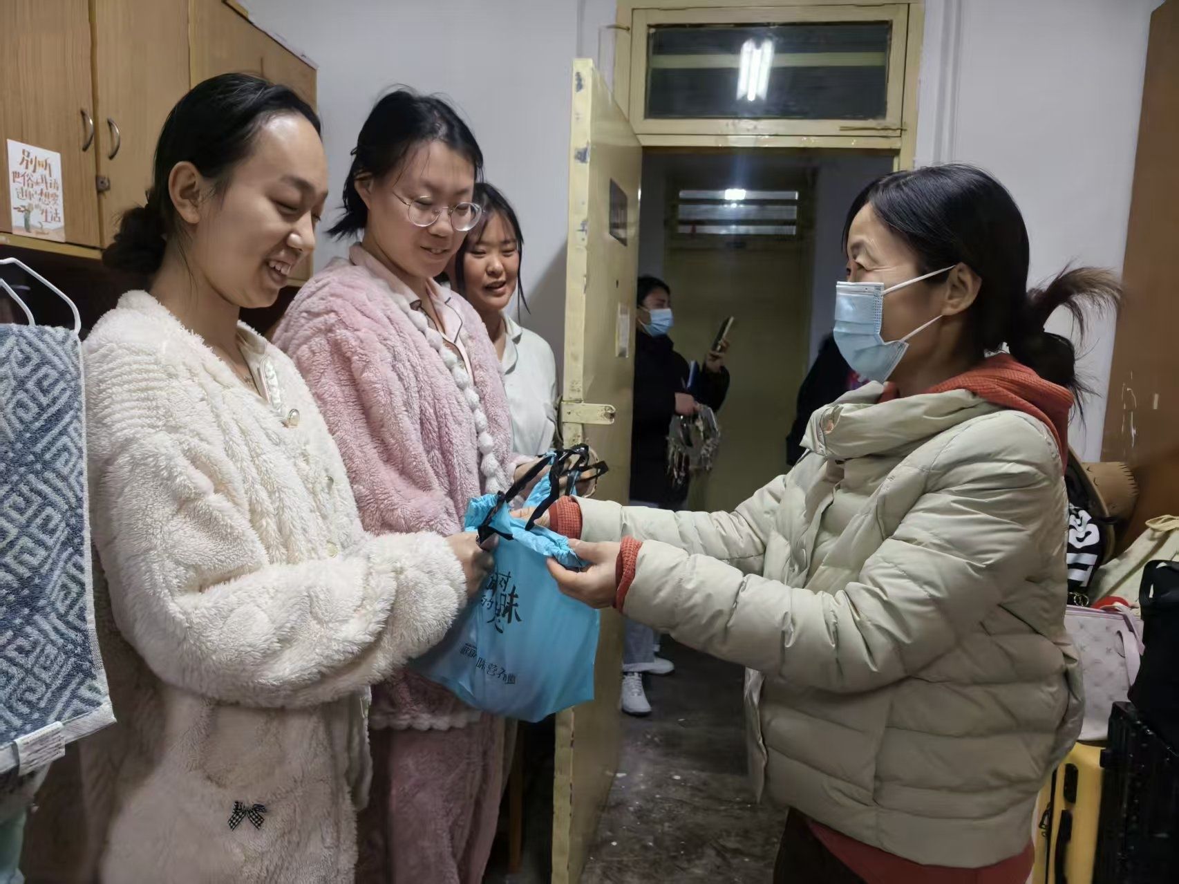 职业培训学院开展跨年夜慰问暨暖心服务活动