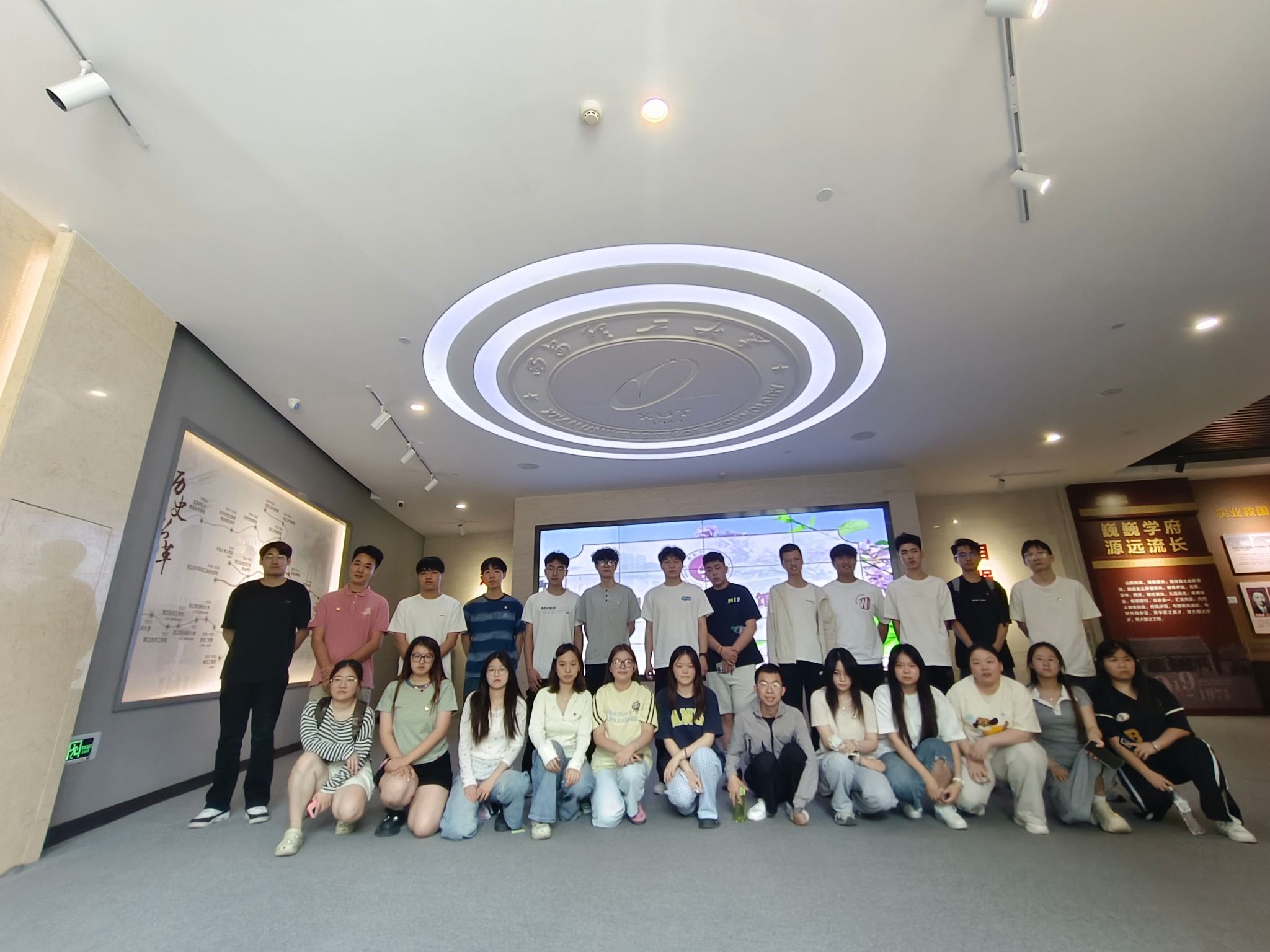 寻访百年校史 赓续青春初心——职业培训学院组织党团积极分子走进校史馆开展研学实践